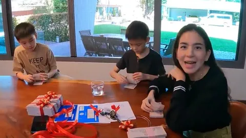 พลอย ชิดจันทร์ แจกโบนัสพนักงาน เงินปึกใหญ่ และรถอีก 2 คัน (คลิป)