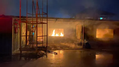 ระทึก เพลิงไหม้ออฟฟิศตู้คอนเทนเนอร์ ใกล้สุวรรณภูมิ ผลาญวอด 3 หลัง