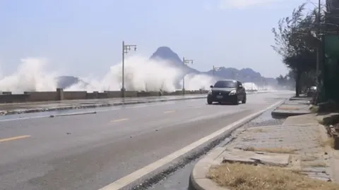 คลื่นสูง 4 เมตรซัดเข้าฝั่งที่ประจวบฯ น้ำทะเลกระแทกเขื่อนกั้นจนน่ากลัว