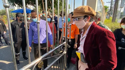 คณะราษฎรให้กำลังใจ "นิว" ถูกส่งศาล ประณามจับยามวิกาล-ไม่มีหมาย