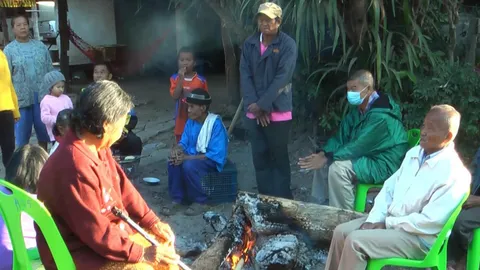 นครไทยหนาวมาก คนแก่ลำบากนั่งหนาวต้องตากแดดผิงไฟ วอนคนใจดีแจกผ้าห่ม