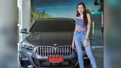 พลอย ชิดจันทร์ ถอยรถหรูป้ายแดงอีกคัน ชาวเน็ตแห่คอมเมนต์สวยและรวยมาก