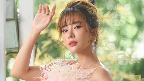 "แจม ชรัฐฐา" คัมแบ็กคว้าไมค์ ใจเรียกร้องด้วยสไตล์สวยแบบคาวาอิแฝงความเซ็กซี่