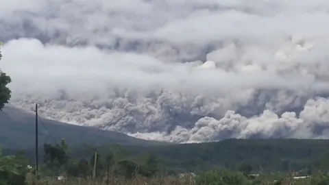 สะพรึง ภูเขาไฟอินโดฯปะทุ พ่นเถ้าถ่านสูง เหยื่อแผ่นดินไหวพุ่ง 73(คลิป)