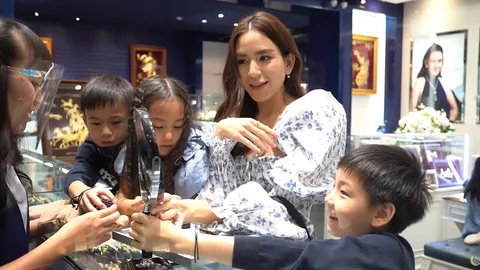 พลอย ชิดจันทร์ ปลื้ม น้องชิโน่ ซื้อทองให้พ่อแม่เป็นของขวัญตรุษจีน (คลิป)