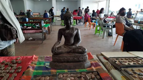 ตลาดพระกำแพงเพชรยังคึกคัก เปิดแผงให้ส่อง แบบ "นิวนอร์มอล"