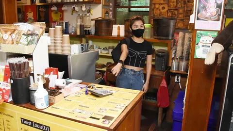 ตีนแมวบุกทุบกระจกร้านกาแฟ "กิ่ง the star 5" ลักโหลเงินทอนไป 2,500 บาท