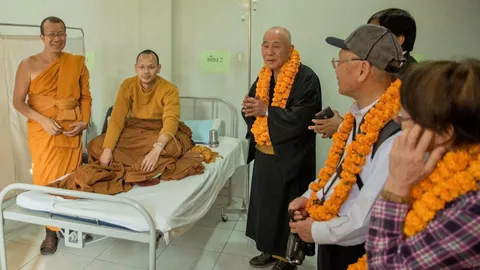 คลินิกรักษาฟรีฝ่าโควิด-19 "พระไทย-หมออินเดีย" อยู่สู้