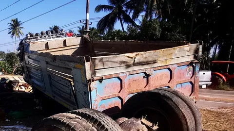 หกล้อบรรทุกดิน เสียหลักทับแผงขายแตงโม ยายหลานดับ 2 ศพ ริมถนนที่บางสะพาน