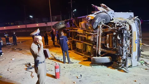 รถบริษัทซ่อมตู้ ATM เสียหลักพุ่งชน 6 ล้อบรรทุกน้ำแข็ง ตาย 1 เจ็บ 2