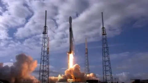 ทำลายสถิติโลก "สเปซเอ็กซ์" ส่งดาวเทียมแบบโลว์คอส เที่ยวละ 143 ดวง