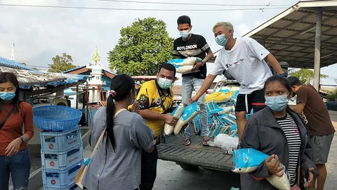 ผู้ใหญ่บ้าน แจกข้าวสารฟรี 1,000 ชุด หวังช่วยชาวบ้านเดือดร้อนช่วงโควิด-19
