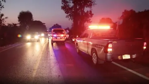 หนุ่มใหญ่ก๊งเหล้าขาวเมาได้ที่ พาเพื่อนซิ่งสามล้อ ชนรถบัสถูกเหยียบหัวเละ