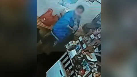 เงินบริจาคเกือบเต็มกล่องแล้ว ร้านขนมปังวอนโซเชียลตามหาคนขโมย (คลิป)