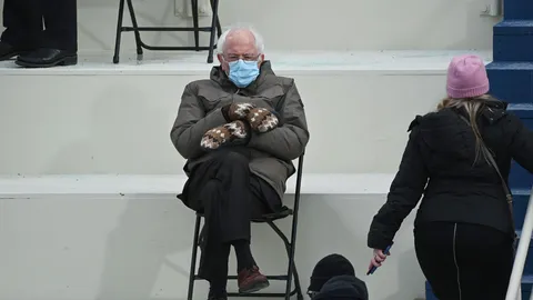 เบอร์นี แซนเดอร์ส นำ “มีม” ตัวเองช่วยระดมทุนการกุศล เป็นเงินเกือบ 55 ล้านบาท