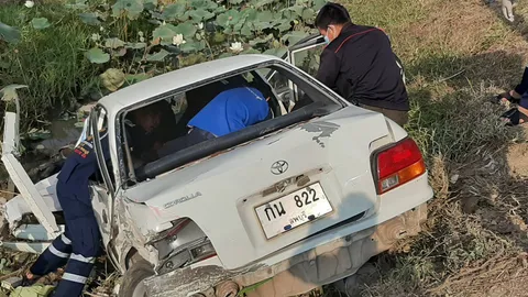 กระบะขนพัสดุชนท้ายเก๋งตกคลองเจ็บ 4 ราย กู้ภัยช่วยสาวท้องติดในรถปลอดภัย