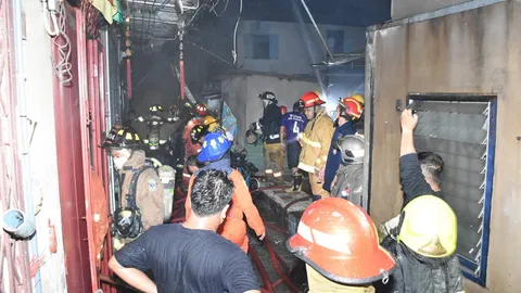 รถน้ำ 20 คันดับไฟไหม้ตึกแถวเก็บของเก่า ซอยนครสวรรค์ 1 วอดรวม 5 หลัง