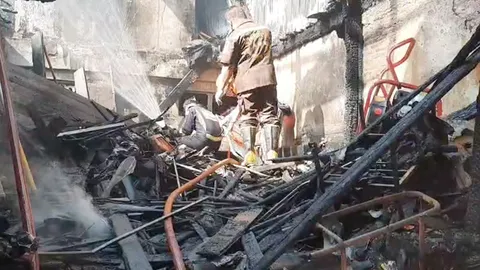 คืบหน้าไฟไหม้ย่านถนนนครสวรรค์ พบ 2แม่ลูกคนค้าของเก่า ตายคากองเพลิง 2ศพ