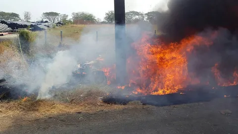 เก๋งชนเสาไฟฟ้าพังยับ ไฟลุกย่างสดคนขับตายคารถ ริมถนนที่ อ.เขาย้อย