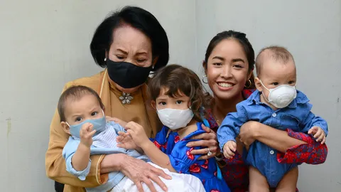 ยามว่างของ คุณหญิงประณีตศิลป์ ก็จะหยิบมือถือมาชื่นชมรูปที่ถ่ายกับเหลนๆ 3 คน