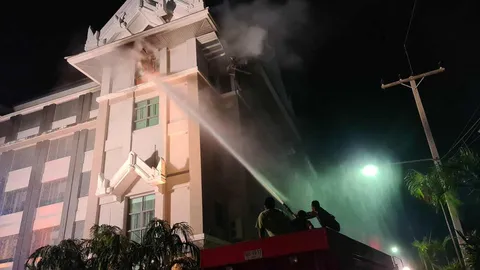 ไฟไหม้ห้องประชุม เทศบาลบ้านสวน ชลบุรี คาดไฟฟ้าช็อต