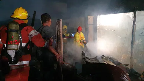 เพลิงนรกไหม้บ้านวอดทั้งหลัง ลูกชายดับ พ่อป่วยติดเตียงรอดหวิด