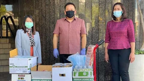 กสญ.ณ นครลอสแอนเจลิส มอบสิ่งของช่วยผู้ป่วยติดเชื้อโควิด-19 ที่ไม่สามารถไปทำงานได้