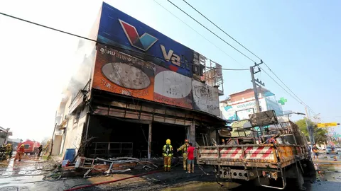 ไหม้ 6 ล้อ ไฟลามเผาร้านอะไหล่ 50 ล้าน เจ้าของซวย-ต้นเหตุรถทางหลวง