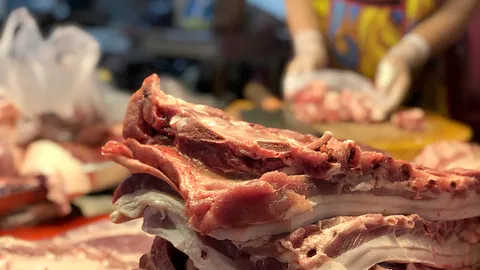 คลัสเตอร์ "แม่ค้าหมูอัมพวา" ติด 87 คน-ลาม 5 จังหวัด สั่งคุมเข้มอาคารจุฬานิวาส