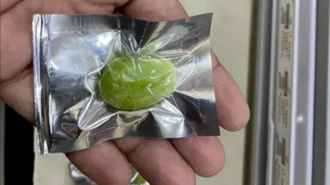 ขายเป็นเม็ด สะตอมาเลเซียช่วงเศรษฐกิจซบเซา พ่อค้าแบ่งขายหวังช่วยลูกค้างบน้อย