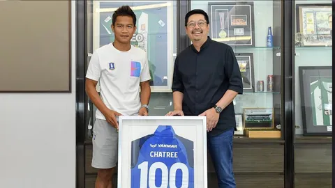 “ปธ.บีจี ปทุมฯ” มอบเสื้อที่ระลึกให้กับ “ชาตรี” หลังยิงครบ 100 ประตู