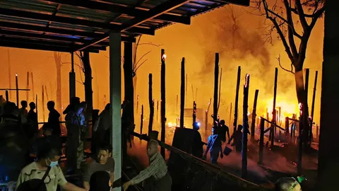 ไฟไหม้ศูนย์อพยพบ้านแม่หละที่ท่าสองยาง ต้นเหตุจากเด็กจุดเทียนแล้วหลับ