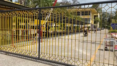 ให้ออก-แจ้ง 4 ข้อหา ผอ.วัย 60 ปีโชว์ปืนหน้าเสาธง พบสัมพันธ์เด็ก ม.3