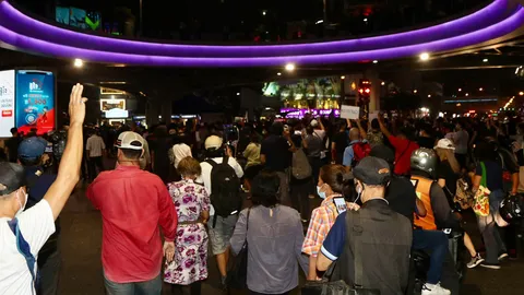 ประมวลภาพ ม็อบ 10 กุมภาพันธ์ ชุมนุมตีหม้อไล่เผด็จการ เคลื่อนไป สน.ปทุมวัน