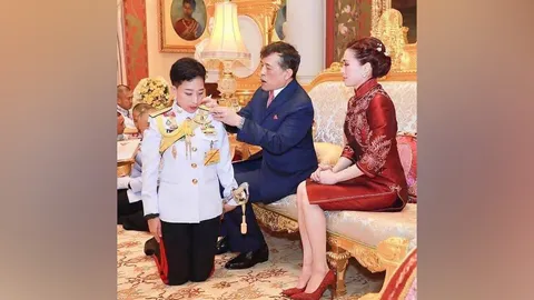 ในหลวง ทรงประดับยศ พลเอกหญิง แก่ "เจ้าฟ้าพัชรกิติยาภาฯ"