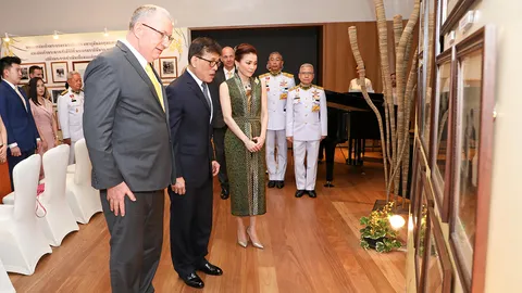 ในหลวง-พระราชินี เสด็จทอดพระเนตร วีดิทัศน์เฉลิมพระเกียรติฯ ณ ทำเนียบเอกอัครราชทูตฯ