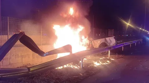 กระบะวัยรุ่นเสียหลัก โดนเก๋งชนซ้ำพุ่งอัดกำแพงมอเตอร์เวย์ไฟลุก ตาย1สาหัส1