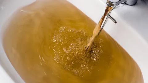 ชาวบ้านหมู่ 7–11 คลองสอง ทนไม่ไหวแล้ว น้ำประปา ขุ่นดำ มีกลิ่นเหม็น