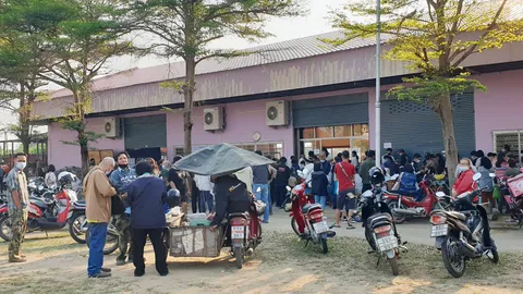 ชาวเชียงใหม่รอต่อคิวลงทะเบียนเราชนะรอบไม่มีสมาร์ทโฟนที่ ทต.แม่ริม แน่น (คลิป)