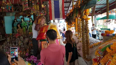 เลขเด็ด ตะเคียนวัดดัง ให้โชคสาวโรงงานถูกหวย 2 ตัวตรง ไม่ลืมนำชุดไทยแก้บน