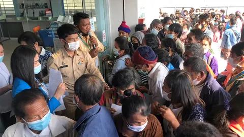 แห่สมัคร "เราชนะ" ล้นทะลักชุลมุน คนแก่บ่นกันพึม ลากสังขารเข้าคิว