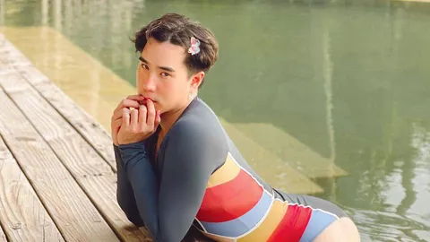 เขื่อน เคโอติก แซ่บเบาๆ ในชุดว่ายน้ำวันพีซ โพสท่าเก๋อวดกล้ามแน่นๆ