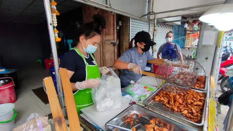 ข้าวเหนียวไก่ทอดขวัญใจคนยากที่นครสวรรค์ ห่อละ 20 กินจุกๆ คนต่อคิวเพียบ