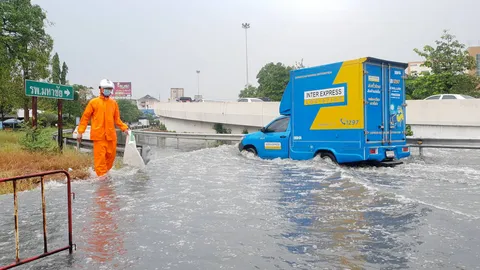 สมุทรสาครฝนถล่ม น้ำรอระบายไหลท่วมที่มหาชัย รถเล็กจอดตาย จราจรเป็นอัมพาต