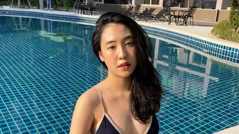 พลอย ลูกสาวเท่ง เถิดเทิง แซ่บเบาๆ ในชุดว่ายน้ำ ชาวเน็ตชมสวยน่ารัก