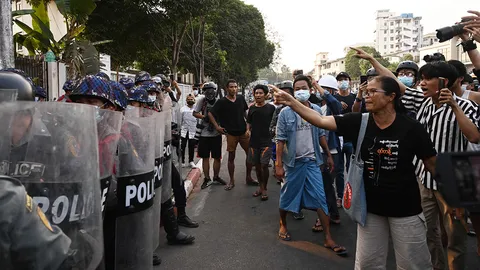 เมียนมาประท้วงต้านรัฐประหารต่อ กองทัพออกหมายจับดาราปลุกปั่นชุมนุม