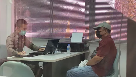 ตำรวจคุมตัว ผอ.ตุ๊ สอบปากคำคดีฆ่าน้องหลิวหมกไร่อ้อย ที่ สภ.วัฒนานคร 