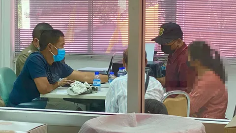 ตร.สอบเครียดกว่า 3 ชั่วโมง ผอ.ตุ๊ ยังปฏิเสธส่งศาลฝากขังพรุ่งนี้ 