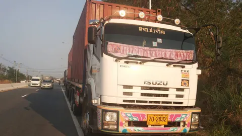 แม่ลูกคราวเคราะห์ขี่ จยย.ลื่นทรายข้างทาง มุดพ่วง 18 ล้อถูกทับหัวดับคู่