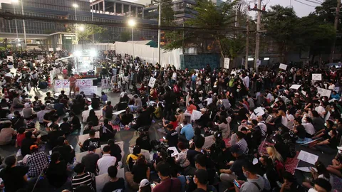 ม็อบราษฎร โจมตี ส.ส.ฝ่ายค้านแปรพักตร์ โปรยอาหารสุนัขใส่รัฐสภา